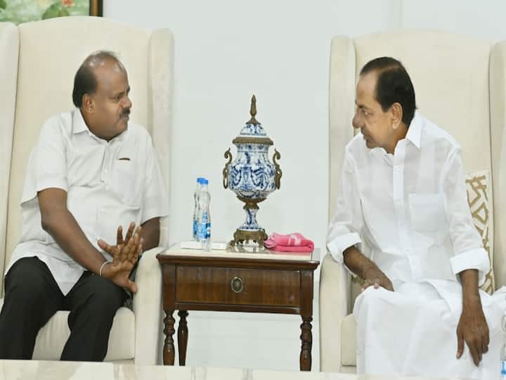Hyderabad Karnataka former cm kumaraswamy discussed with kcr on national politics Kumaraswamy met KCR : కేసీఆర్ సేవలు దేశానికి ఎంతో అవసరం, బీజేపీతో పాలనా సంక్షోభం- మాజీ సీఎం కుమారస్వామి