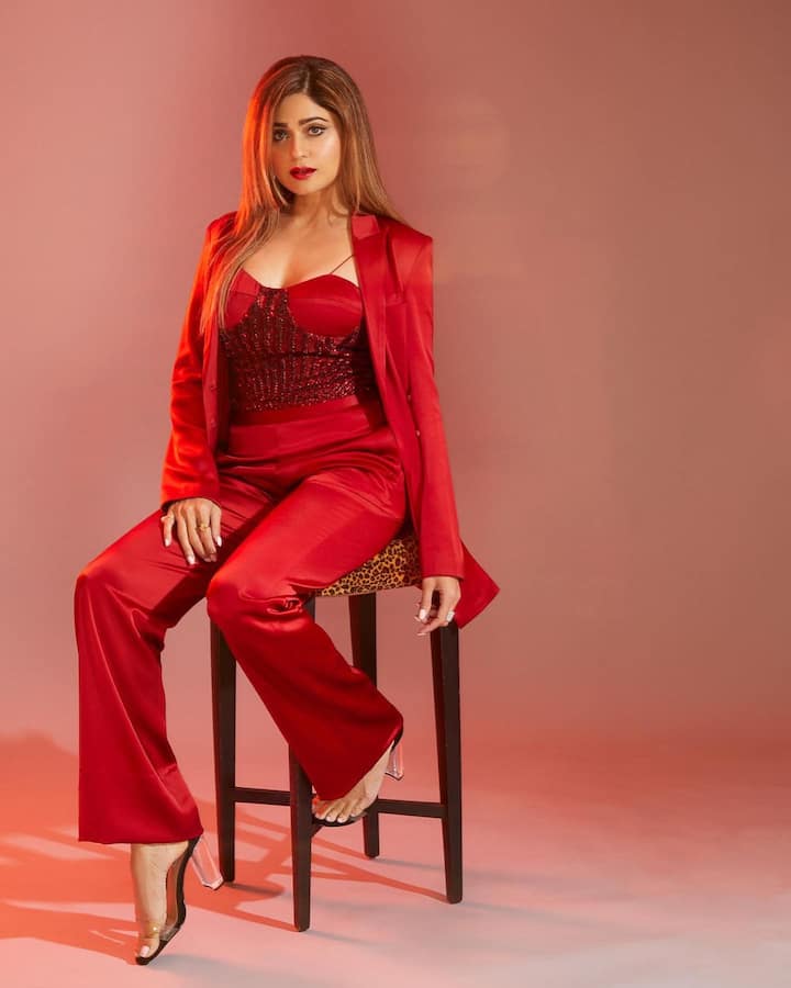 प्रसिद्ध अभिनेभी शमिता शेट्टीनं नुकतीच तिच्या ग्लॅमरस लूकमधील फोटो शेअर केले आहेत. (Shamita Shetty/IG)