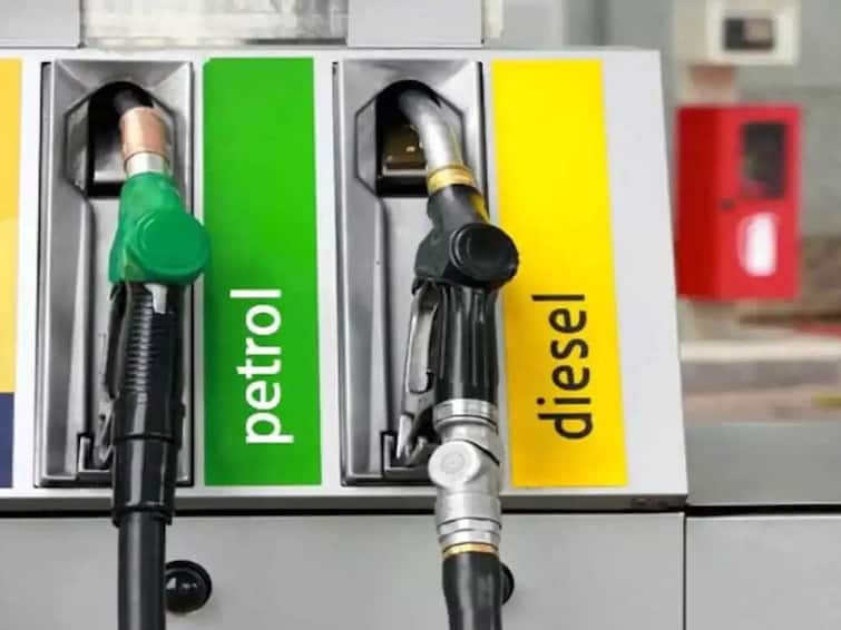 Petrol Diesel Price on 12 January 2023 know latest price of mumbai delhi chennai kolkata fuel rate today Petrol Diesel Price : खिशाला झळ की दिलासा? कच्च्या तेलाच्या किमती वाढल्या, आजचे पेट्रोल-डिझेलचे दर काय?