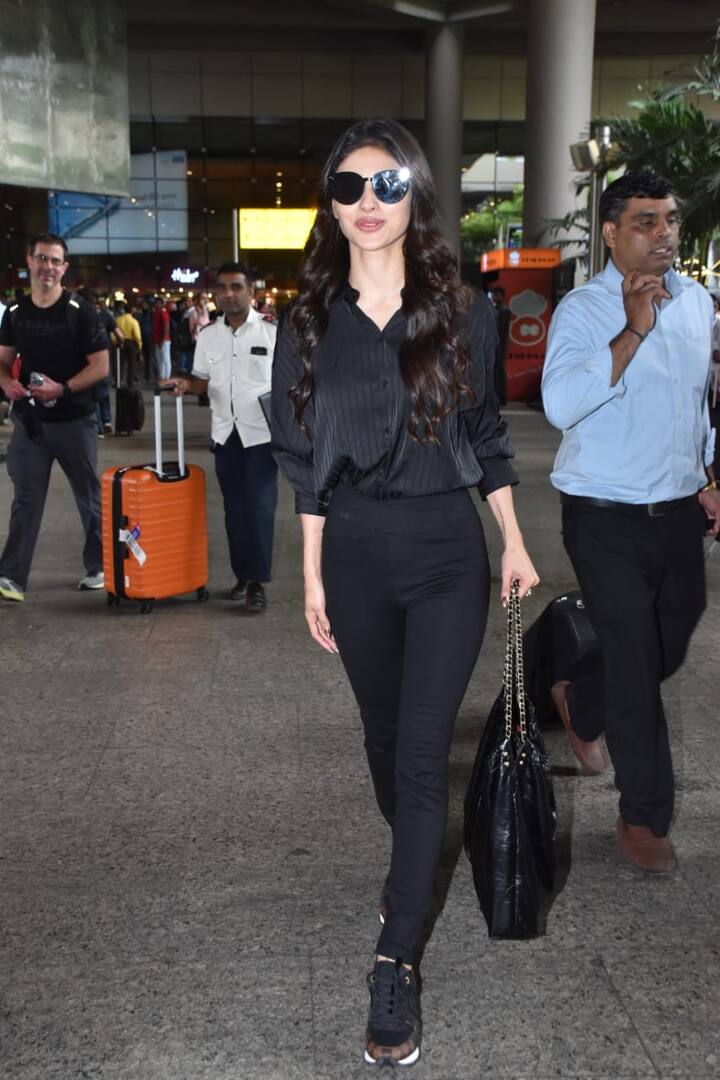 बॉलीवुड एक्ट्रेस मौनी रॉय (Mouni Roy) इन दिनों अपनी हालिया रिलीज फिल्म ‘ब्रह्मास्त्र’ (Brahmastra) की कामयाबी से काफी खुश हैं. इस फिल्म को दर्शकों का भरपूर प्यार मिल रहा है, फैंस से मौनी को अपने नेगिटिव रोल के लिए जमकर वाहवाही मिल रही है. ‘ब्रह्मास्त्र’बॉक्स ऑफिस पर धमाकेदार कमाई कर रही है इस बीच मौनी को एयरपोर्ट स्पॉट किया गया. यहां वो काफी हॉट और ग्लैमरस अंदाज में नजर आईं.