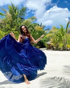 इतनी सस्ती ड्रेस पहनकर मालदीव में मस्ती करती नजर आईं Surbhi Jyoti, कीमत जानकर हो जाएंगे हैरान