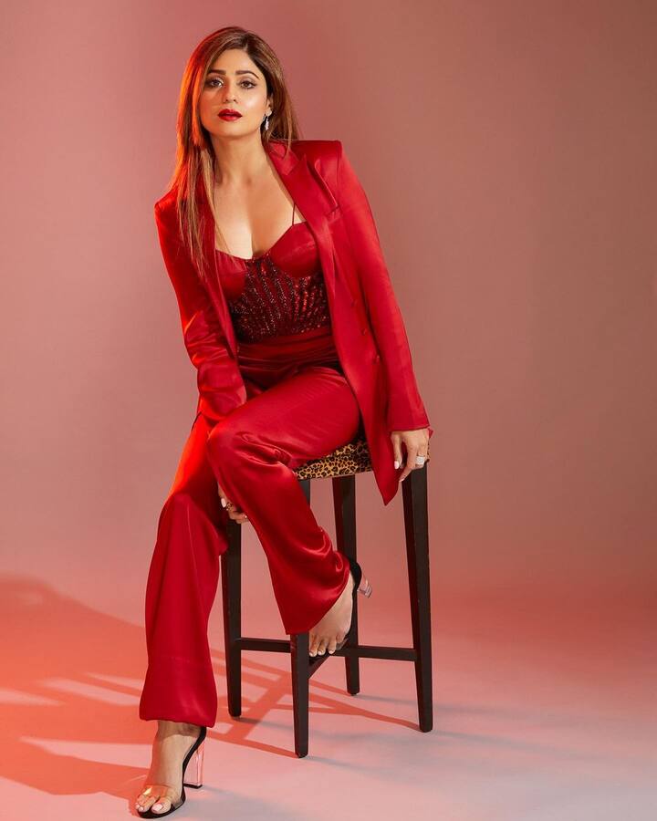 रेड ड्रेस अन् हाय हिल्स अशा लूकमधील फोटो शमितानं शेअर केले आहेत. (Shamita Shetty/IG)