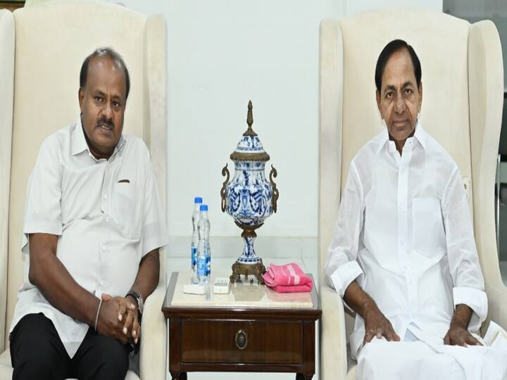 Hyderabad Pragathi Bhavan HD Kumaraswamy met CM KCR discussed national politics Kumaraswamy Meets CM KCR : సీఎం కేసీఆర్ తో కుమారస్వామి భేటీ, జాతీయ రాజకీయాలపై చర్చ!