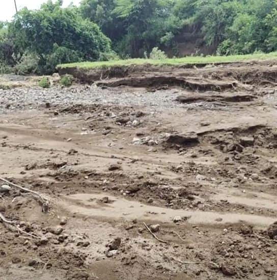 शेती पिकांसोबतच शेतजमीन देखील वाहून गेल्यानं शेतकरी हवालदिल