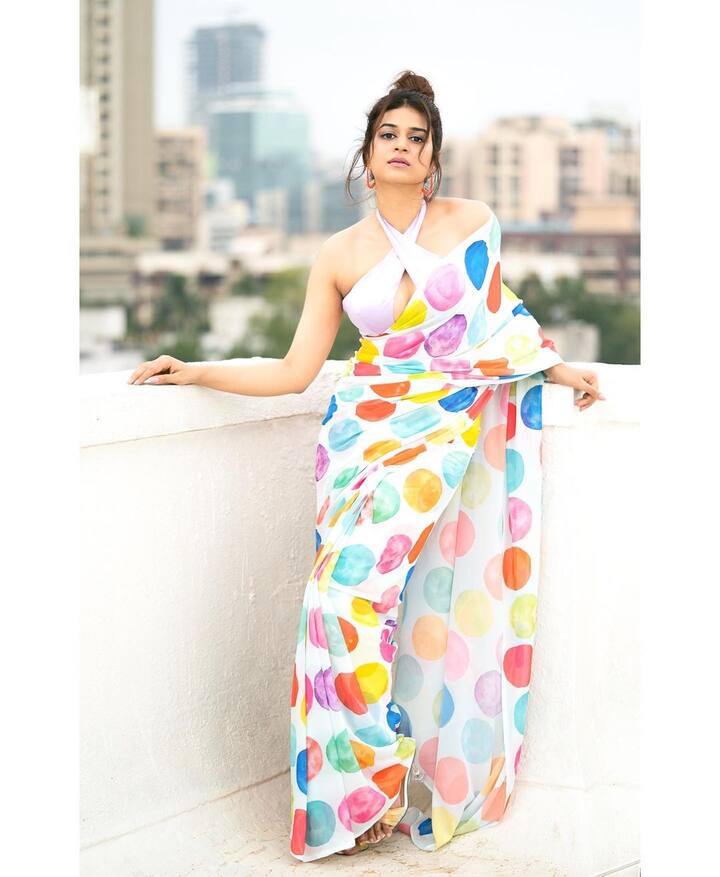 అందాల విందులో తగ్గేదే లేదంటుంది ఈ  ముద్దుగుమ్మ. Photo credit: shraddhadas43/instagram