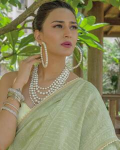 Erica Fernandes : अभिनेत्री एरिका फर्नांडिसचा इंडो-वेस्टर्न लूक, 'अशी' स्टायलिश अंदाज नेसली साडी