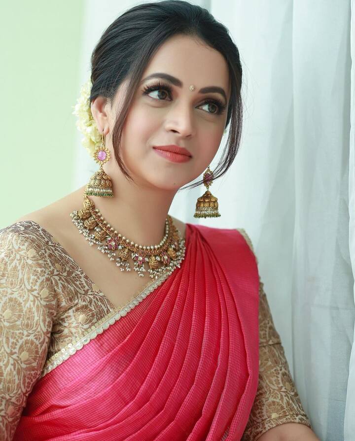 மறையத் தெரியாதா பகல் நிலவே...