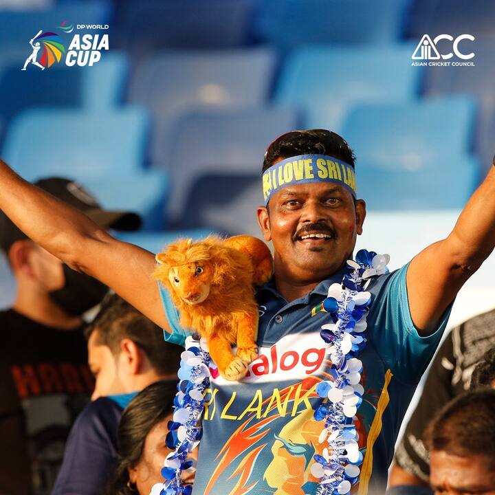 সেই কারণেই তাঁদের আটকানো হয় বলে জানা গিয়েছে। তবে সরকারিভাবে এখনও কেউ কিছু জানায়নি।