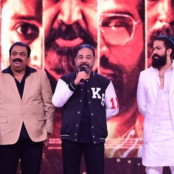 व्‍हाइट ब्‍लेजर में यश बेहद हैंडसम लग रहे थे. अवॉर्ड्स से उनकी तस्‍वीरें सोशल मीडिया पर वायरल हो रही हैं और फैंस उन पर जमकर प्‍यार बरसा रहे हैं.