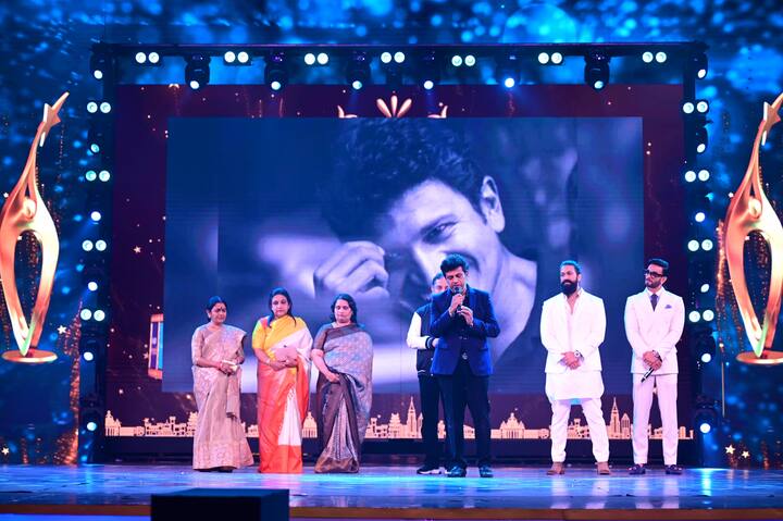 వేదికపై కన్నడ నటులు శివ రాజ్ కుమార్, యశ్, రణవీర్ సింగ్ - Image Credit: SIIMA/Twitter