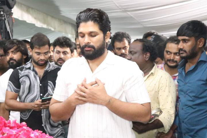 కృష్ణంరాజు పార్థివదేహానికి నివాళి అర్పిస్తున్న అల్లు అర్జున్