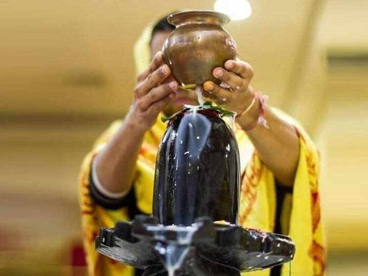 सोमवार के दिन विधिवत महादेव का रुद्राभिषेक करें, साथ ही इस दिन चंद्रमा से संबंधित सफेद चीजें जैसे चावल, सफेद फूल, दूध, का दान करें. इससे चंद्र दोष दूर होता है.