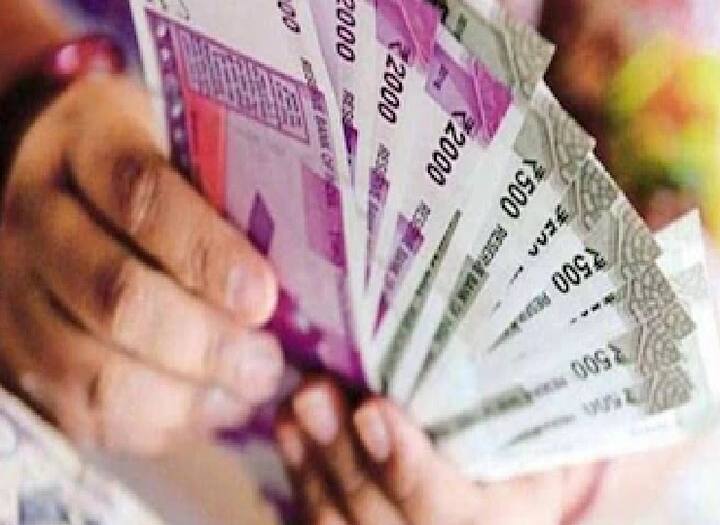 पोस्ट ऑफिस की RD स्कीम पर 50% राशि पर लोन की सुविधा मिलती है. आप इसे 12 महीने से लेकर 120 महीने तक के लिए खोल सकते हैं. इस स्कीम पर आपको 5.8% का ब्याज दर मिलता है.