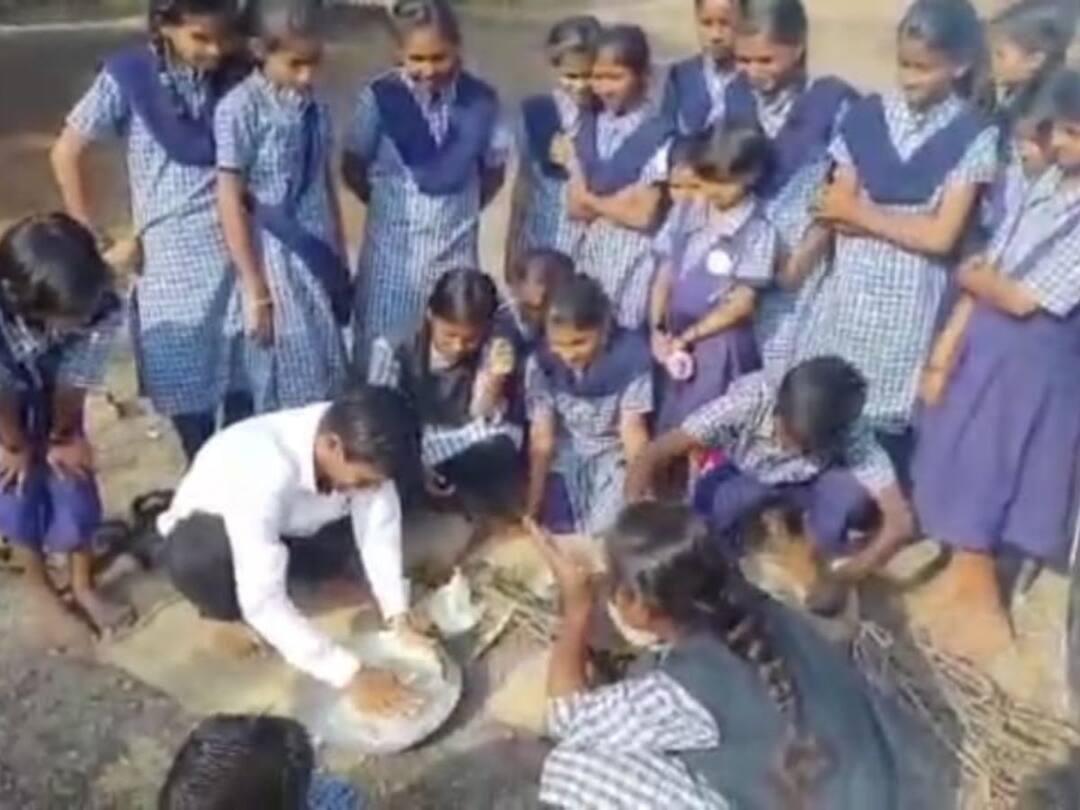 Sangli : झेडपी शिक्षकाकडून ऊसतोड मजुरांच्या लेकरांना भाकरी करण्याचे ट्रेनिंग! शाळकरी मुलांचे स्थलांतर रोखण्यासाठी शोधला 'रामबाण' उपाय ZP teacher training sugarcane workers students to make Bhakri in Jath tehsil of sangli district Sangli : झेडपी शिक्षकाकडून ऊसतोड मजुरांच्या लेकरांना भाकरी करण्याचे ट्रेनिंग! शाळकरी मुलांचे स्थलांतर रोखण्यासाठी शोधला 'रामबाण' उपाय