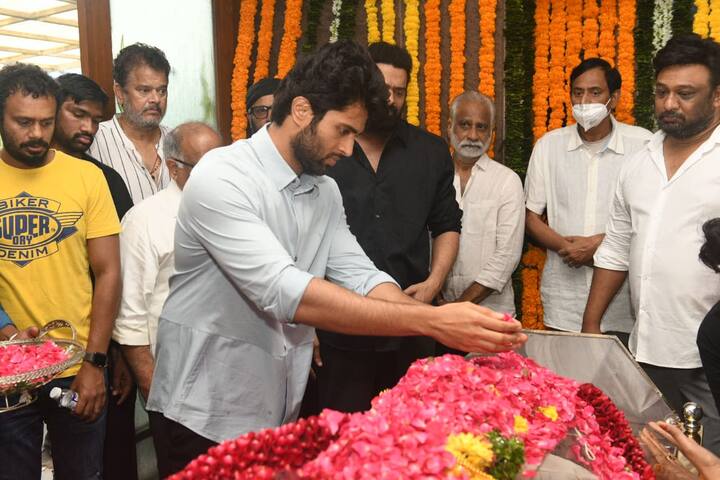 కృష్ణంరాజు పార్థివదేహానికి నివాళి అర్పిస్తున్న విజయ్ దేవరకొండ
