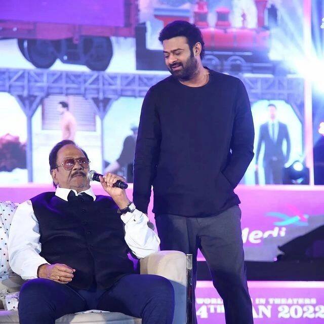 ఓ ఇంటర్వ్యూలో కృష్ణంరాజు మాట్లాడుతూ.. 'మనవూరి పాండవులు' లాంటి సినిమా ప్రభాస్ చేస్తే చూడాలని ఉందన్నారు. ప్రభాస్ పెళ్లి విషయం గురించి ప్రస్తావన రాగా.. ప్రభాస్ కు పెళ్లై పిల్లలు పుడితే ఎత్తుకుని ఆడించాలని ఉందన్నారు. కానీ ఆశ తీరకుండానే కృష్ణంరాజు కన్నుమూశారు. (image credit: #prabhas/Instagram)