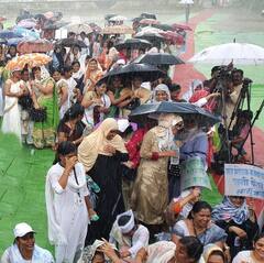 Photo : डोक्यावर टोपी, हातात छत्री; भरपावसात शिक्षकांनी काढला मोर्चा