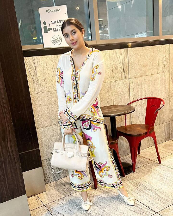 वेकेशन ट्रिप पर निकलीं चारू काफी कूल लुक में नजर आईं. उन्होंने व्हाइट प्रिटेंड जम्प शूट पहना है. साथ में व्हाइट हैंडबैग कैरी किया.