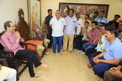 Shivsena Prabhadevi :  प्रभादेवी राड्यातील शिवसैनिक मातोश्रीवर, उद्धव ठाकरेंकडून शिवसैनिकांचं कौतुक