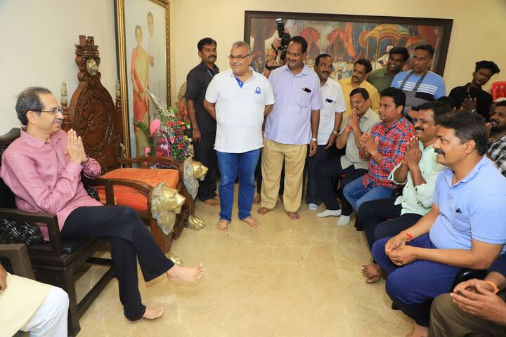 प्रभादेवीत मध्यरात्री  झालेल्या शिवसेना-शिंदे गटातील राडा प्रकरणी दादर पोलिसांनी 25 शिवसैनिकांवर गुन्हे दाखल केले आहेत