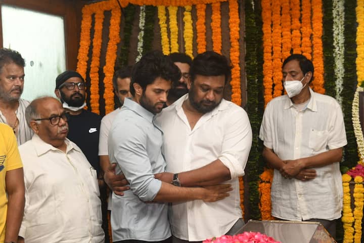 కృష్ణంరాజు పార్థివదేహం దగ్గర విజయ్ దేవరకొండ సంతాపం