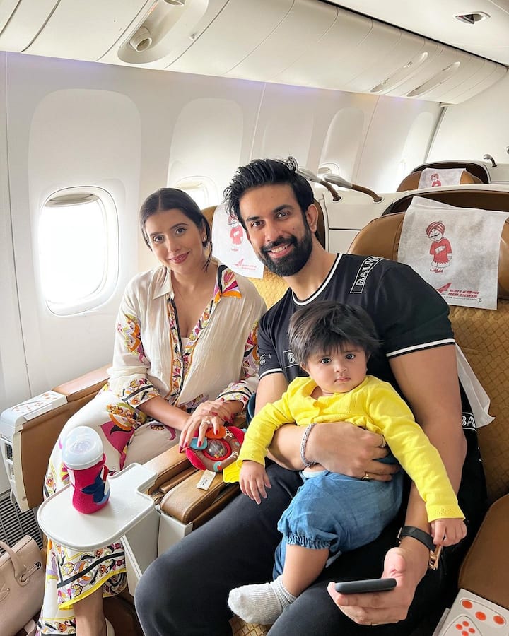 टीवी कपल राजीव सेन (Rajeev Sen) और टीवी एक्ट्रेस चारू असोपा (Charu Asopa) ने तलाक की खबरों के बीच अचानक पैचअप कर लिया है. कपल पिछले कुछ दिनों से लगातार सोशल मीडिया पर अपनी रोमांटिक फोटो अपलोड कर रहा है. फिलहाल चारू ने इंस्टाग्राम पर पति राजीव से पैचअप के बाद अपनी पहली वेकेशन ट्रिप की फोटोज शेयर की हैं.