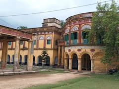 ডাকাতের হাত থেকে বেঁচে ফিরেছিলেন জমিদার, পুজোয় প্রাচীন ইতিহাসই ফিরে দেখে মণ্ডল পরিবার