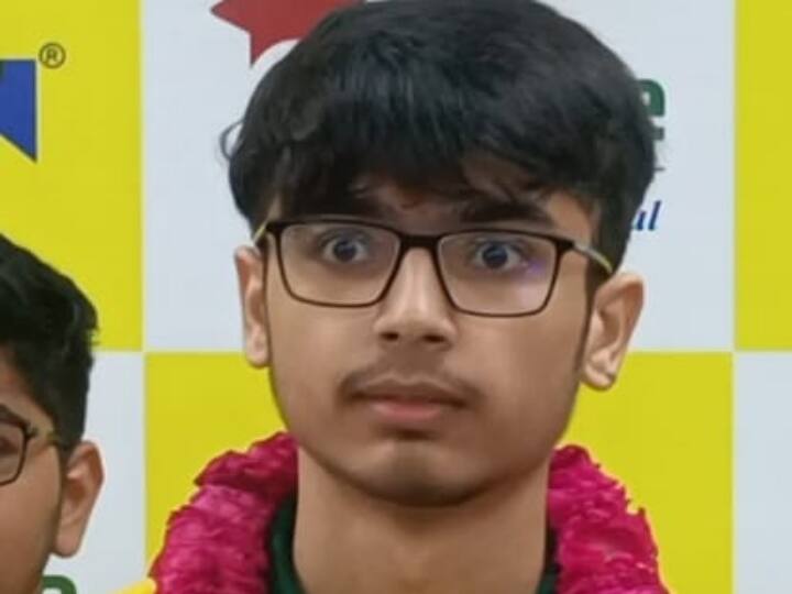 JEE Advanced 2022 Result Out kota student Mayank Motwani secured ALL India Rank 5 ann JEE Advanced 2022 में 5वीं रैंक पाने वाले मयंक मोटवानी ने बताया अपनी सफलता का राज, शेयर की तैयारी की स्ट्रैटेजी