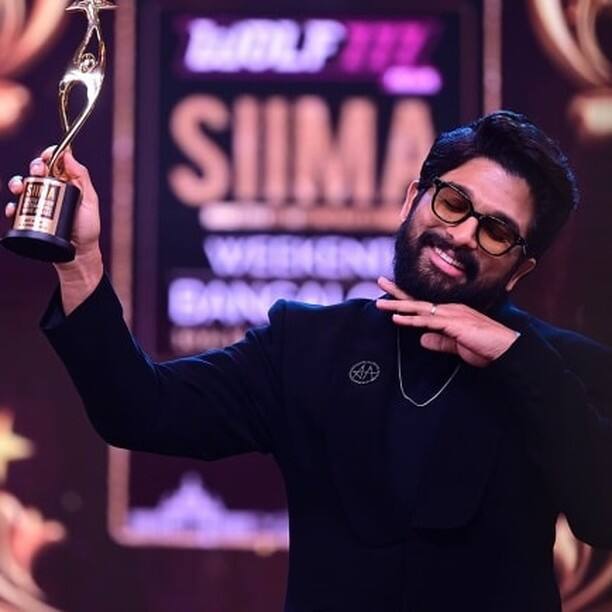 साउथ स्‍टार अल्‍लू अर्जुन (Allu Arjun) भी पूरे समारोह में छाए रहे. उनकी फिल्‍म 'पुष्‍पा' ने सबसे ज्‍यादा नॉमिनेशंस और अवॉर्ड्स अपने नाम किए. उनका 'पुष्‍पा' वाला स्‍वैग भी देखने को मिला. बॉलीवुड से समारोह में रिया चक्रवर्ती के साथ रणवीर सिंह (Ranveer Singh) भी शामिल हुए, जिन्‍हें सम्‍मानित किया गया.