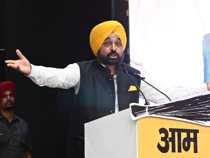 The wind of change is blowing in Gujarat, people are in a hurry to show the corrupt Bhagwant Mann ਗੁਜਰਾਤ ‘ਚ ਬਦਲਾਅ ਦੀ ਹਵਾ ਚੱਲ ਰਹੀ ਹੈ, ਲੋਕ ਭ੍ਰਿਸ਼ਟ, ਜ਼ਾਲਮ ਅਤੇ ਨਿਕੰਮੀ ਸਰਕਾਰ ਨੂੰ ਬਾਹਰ ਦਾ ਦਰਵਾਜ਼ਾ ਦਿਖਾਉਣ ਲਈ ਕਾਹਲੇ: ਭਗਵੰਤ ਮਾਨ