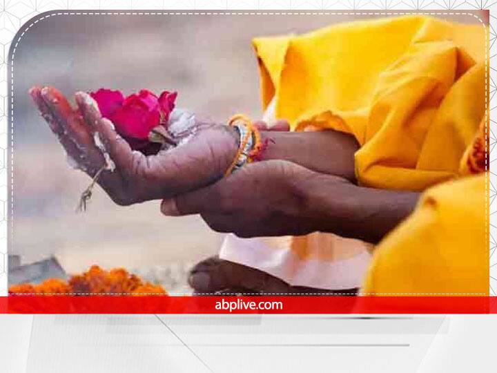 Pitru Paksha In Hindi: पितृ पक्ष पितरों की आत्मा की शांति के लिए पिंडदान और तर्पण करने की परंपरा है. मान्यता है कि इससे उनके आत्मा को शांति मिलती है और वो अपने वशंजों को सुख-समृद्धि का आशीर्वाद देकर जाते हैं.