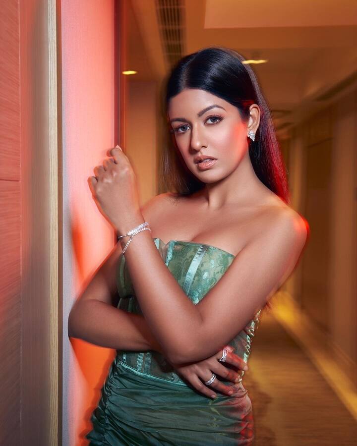 इशिता दत्ता ने अपने लुक को स्ट्रैट ओपन हेयर, डायमंड इयररिंग्स से पूरा किया. साथ ही लाइट मेकअप के साथ अपने लुक को अट्रैक्टिव बनाया.
