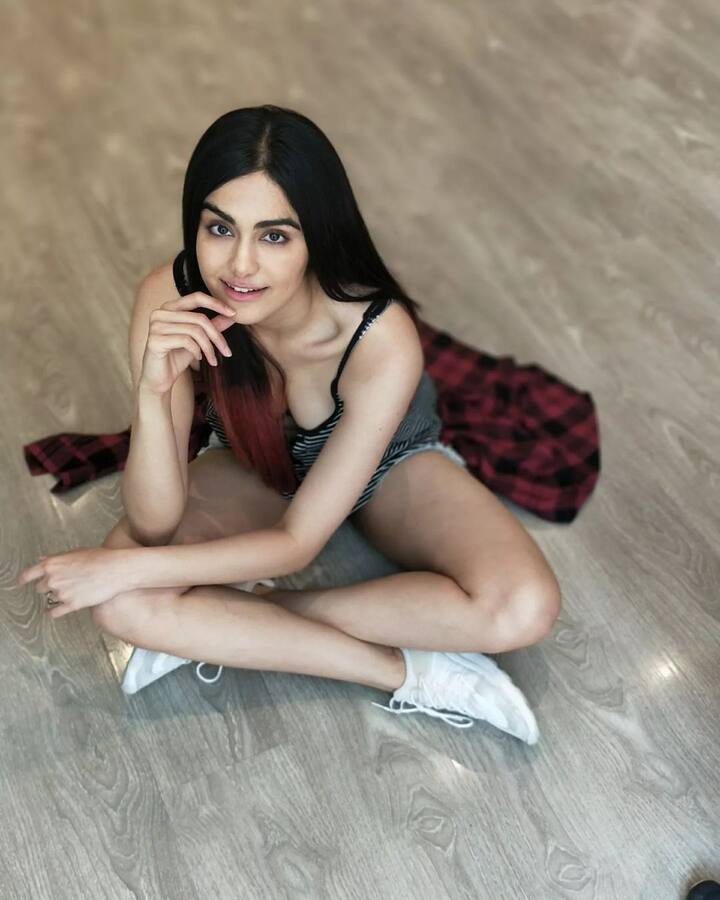 इसके अलावा सोशल मीडिया पर अदा शर्मा काफी एक्टिव रहती हैं. वह अपने अतरंगी अंदाज और स्टाइल के दम पर महफिल लूटती रहती हैं.