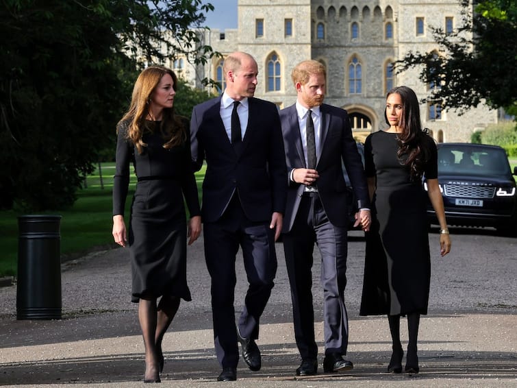 The Royal Family reunion william kate Harry Meghan couples reunite at Windsor The Royal Family Reunion: குடும்ப சர்ச்சைகளுக்கு நடுவே சர்ப்ரைஸ்...எலிசபெத்துக்கு ஒன்றாக அஞ்சலி செலுத்த வந்த வில்லியம்-கேட், ஹாரி-மேகன் தம்பதி!