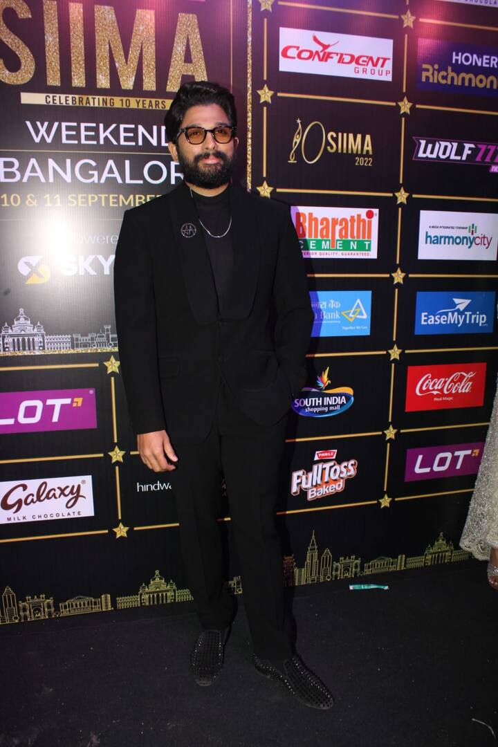 SIIMA अवॉर्ड फंक्शन में साउथ सुपरस्टार अल्लू अर्जुन को पुष्पा द राइज के लिए बेस्ट एक्टर का अवॉर्ड दिया गया.