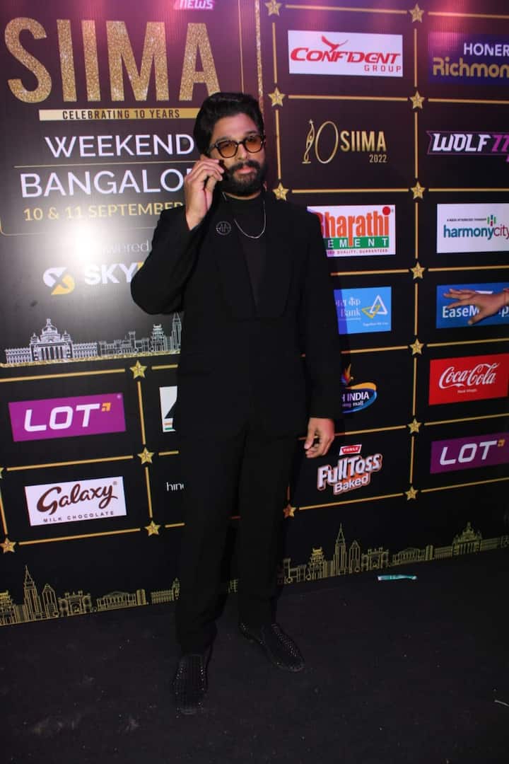 ఈ వేడుకకు పుష్క టీమ్ పాల్గొంంది. హీరో అల్లు అర్జున్, డైరెక్టర్ సుకుమార్ కూడా వచ్చారు.