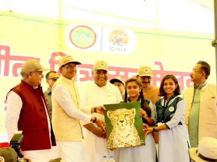 MP: विस्थापित गांवों को मिलेगा राजस्व ग्राम का दर्जा, चीता मित्र सम्मेलन में शामिल हुए CM शिवराज MP CM Shivraj Singh Chouhan including Union Minister came in Cheetah Mitra conference ann MP: विस्थापित गांवों को मिलेगा राजस्व ग्राम का दर्जा, चीता मित्र सम्मेलन में शामिल हुए CM शिवराज