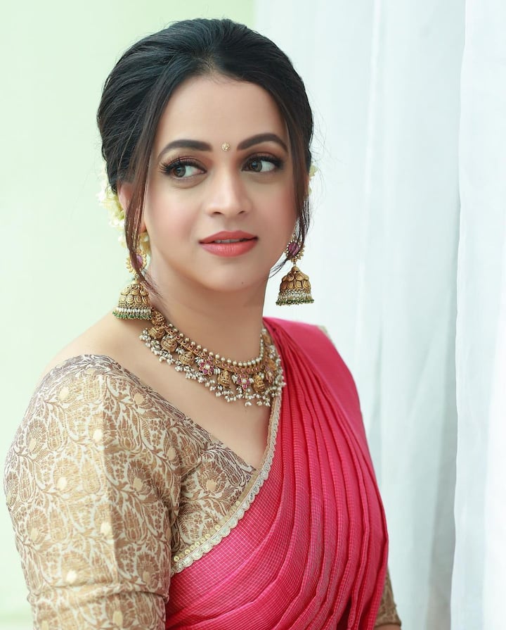 நனையத் தெரியாதா மலர் குடையே....