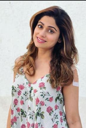 वेगवेगळ्या लूकमधील फोटो आणि व्हिडीओ ती सोशल मीडियावर शेअर करते. (Shamita Shetty/IG)