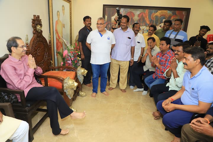 या वेळी उद्धव ठाकरे यांनी  शिवसैनिकांना संयम बाळगण्यास सांगितले असल्याचे या शिवसैनिकानी सांगितले.