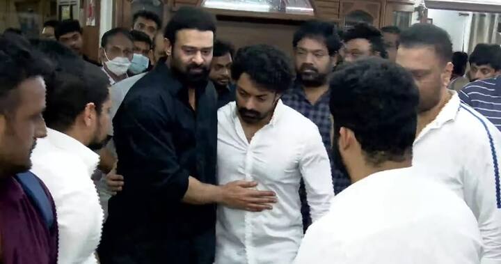 ప్రభాస్ ను ఓదార్చుతున్న కల్యాణ్ రామ్