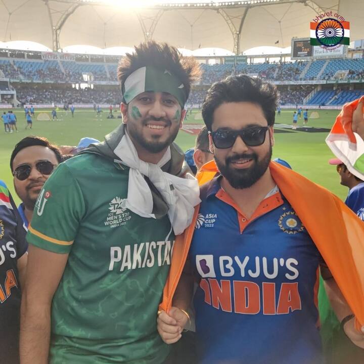 তবে আয়োজকদের তরফে পাল্টা বলা হয়, ভারত আর্মি মোটেও টিম ইন্ডিয়ার জার্সি পরেছিলেন না। বরং একটি সংস্থার জার্সি পরে তাঁরা মাঠে প্রবেশ করতে গিয়েছিলেন।