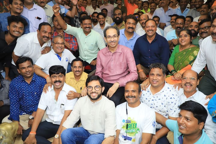 शिवसेना पक्षप्रमुख उद्धव ठाकरे आणि युवासेना प्रमुख आदित्य ठाकरे यांनी  शिवसैनिकांचे कौतुक केलं