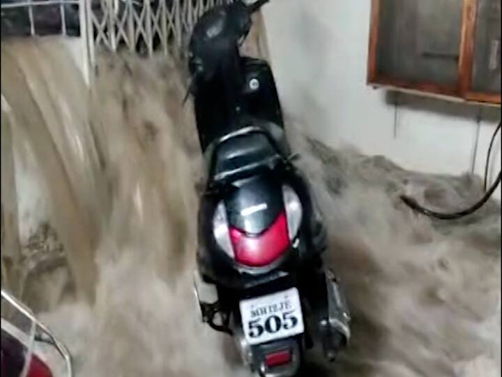 मुसळधार पावसामुळे शहरात अनेक ठिकाणी पाणी साचलं आहे. वेदभवन, कोथरुड, वनाज जवळ कचरा डेपो, लमाण तांडा, पाषाण, सोमेश्वर वाडी, वानवडी, शितल पेट्रोल पंप, बी. टी. ईवडे रोड,कात्रज उद्यान या परिसरासह अनेक महत्वाच्या रस्त्यांवर पाणी साचलंय.