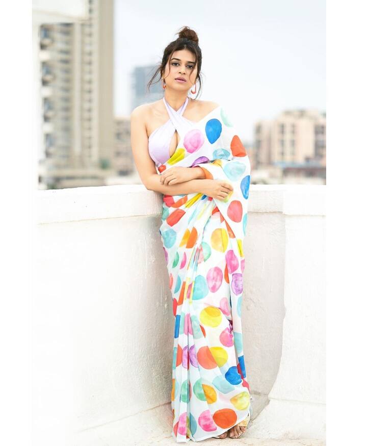 తాజాగా మరోసారి గ్లామర్ షో చేసింది. Photo credit: shraddhadas43/instagram
