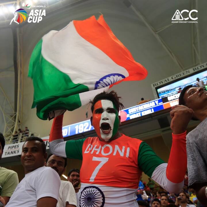 আলোচনা শুরু হয়, ভারতীয় ক্রিকেট বোর্ডের প্রেসিডেন্ট সৌরভ গঙ্গোপাধ্যায় যখন মাঠে, ভারতীয় বোর্ডের সঙ্গে সুসম্পর্ক থাকা ও আইপিএল আয়োজন করে প্রচুর অর্থ উপার্জন করা সংযুক্ত আরব আমিরশাহিতে কীভাবে এরকম হেনস্থার শিকার হতে পারেন ভারত আর্মির সদস্যরা।