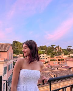 Ananya Panday Pics: व्हाइट वन पीस ड्रेस में अनन्या पांडे ने लूटी महफिल, सामने आईं इटली ट्रिप की शानदार तस्वीरें