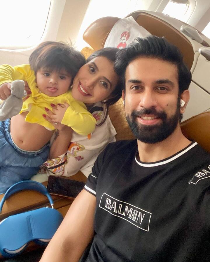 इन तस्वीरों को शेयर करते हुए चारू ने लिखा- Up above the sky so high.फोटोज में चारू अपनी बेटी जियाना और राजीव के साथ काफी खुश नजर आ रही हैं.