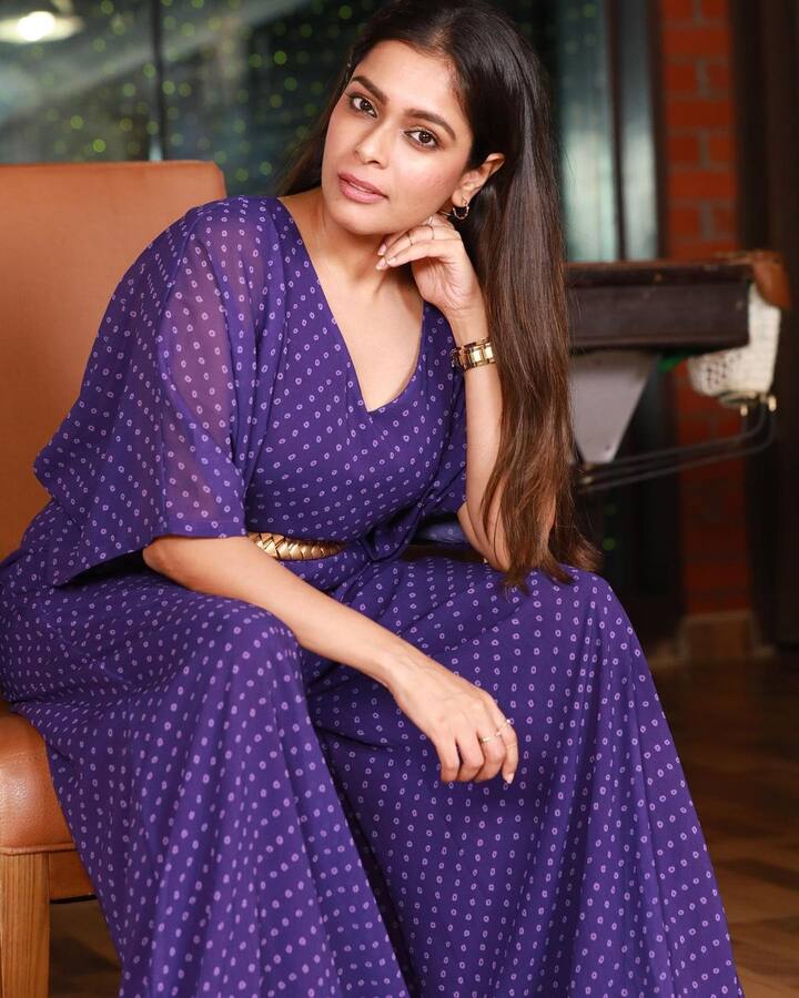 கண்ணுக்குள்ள நீ கதைப் படிப்ப குண்டுக்குழி உன் சிரிப்பால பித்துப்பிடிக்கும் நினைச்சாலே..