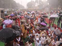 Photo : डोक्यावर टोपी, हातात छत्री; भरपावसात शिक्षकांनी काढला मोर्चा